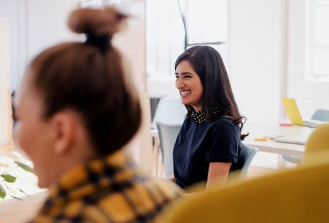 Photo de deux collaborateurs en entreprise