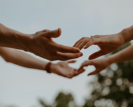 photo de deux marié se prenant les mains pendant leur mariage