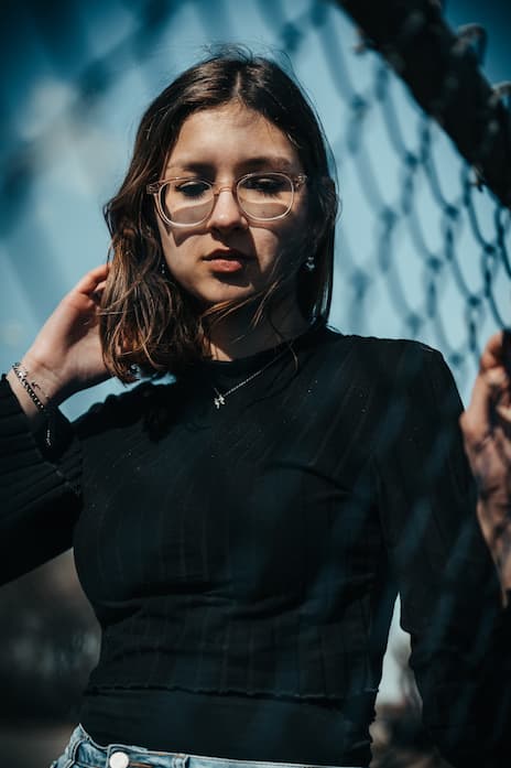 Portrait d'une jeune femme portant des lunettes de vue en éxterieur